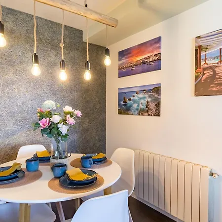 Calma, Luz Y Diseno En El Centro De Apartament