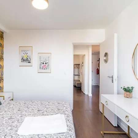 Calma, Luz Y Diseno En El Centro De Apartment *