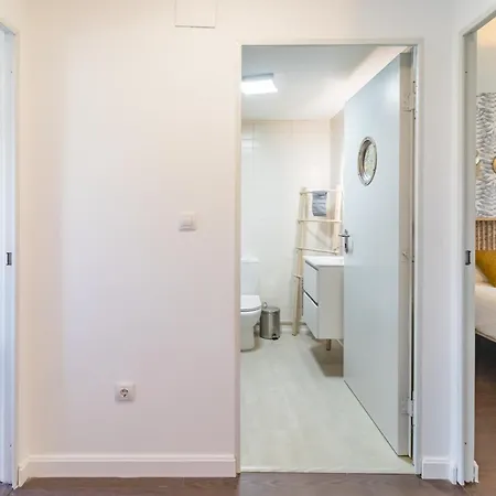 Calma, Luz Y Diseno En El Centro De Apartament