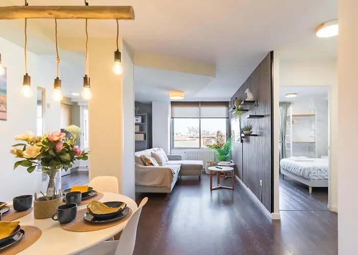 Calma, Luz Y Diseno En El Centro De Apartment Santander