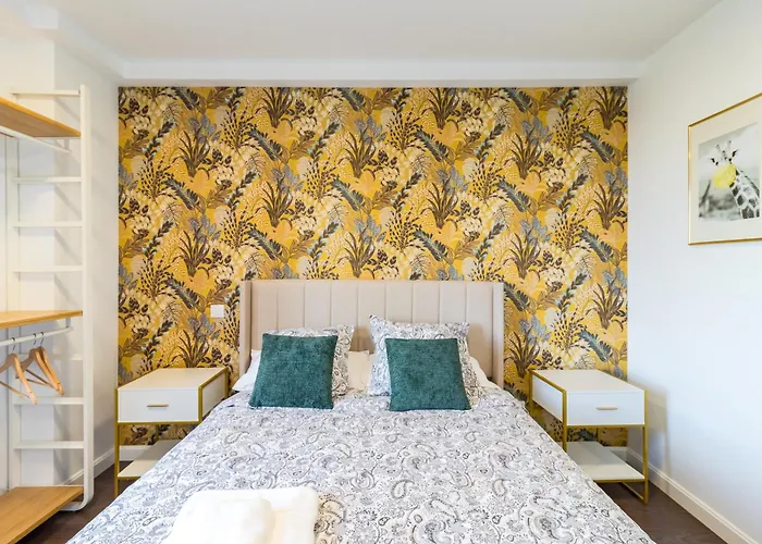 Calma, Luz Y Diseno En El Centro De * Santander