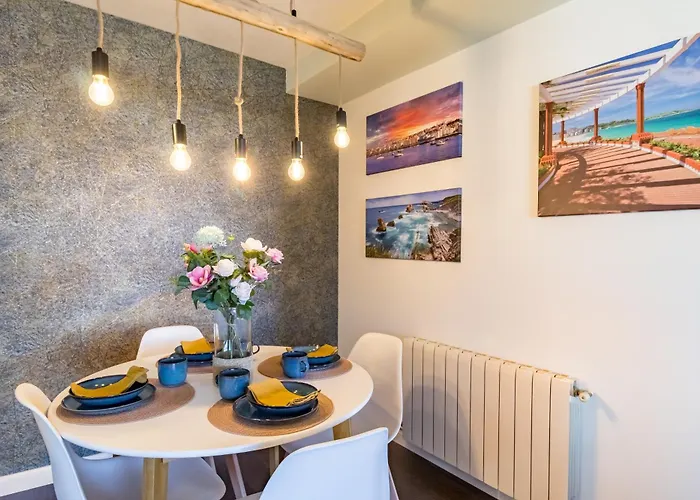 Calma, Luz Y Diseno En El Centro De Apartment