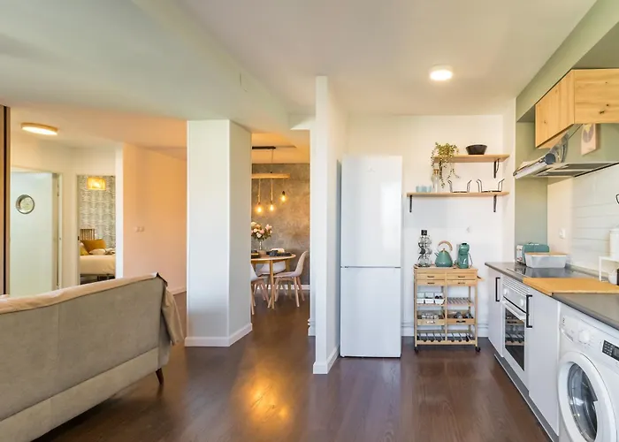 Calma, Luz Y Diseno En El Centro De Apartment