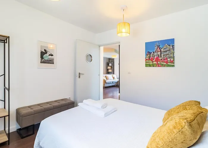 Calma, Luz Y Diseno En El Centro De Apartment Santander